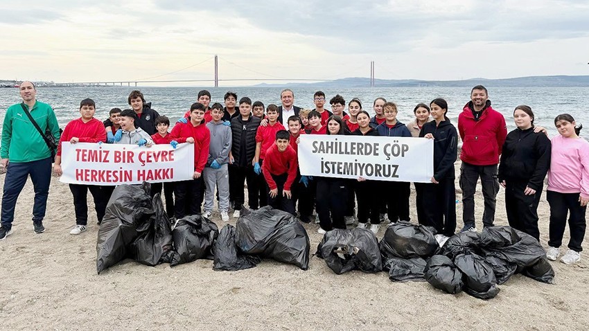 Lapsekili Öğrencilerden Dalyan Plajı’nda Çevre Temizliği
