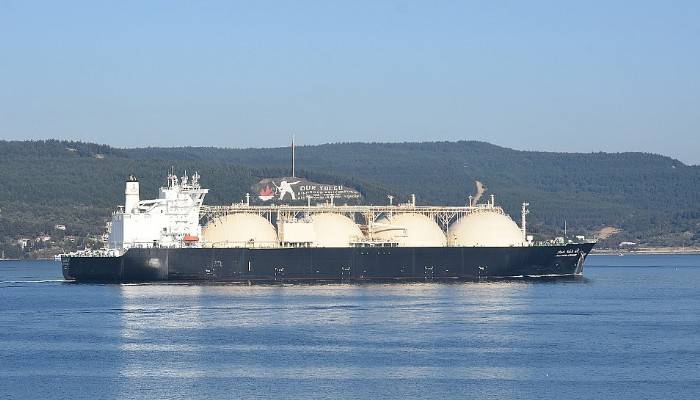 Çanakkale Boğazı, doğal gaz tankerinin geçişi sırasında tek yönlü kapatıldı (VİDEO)