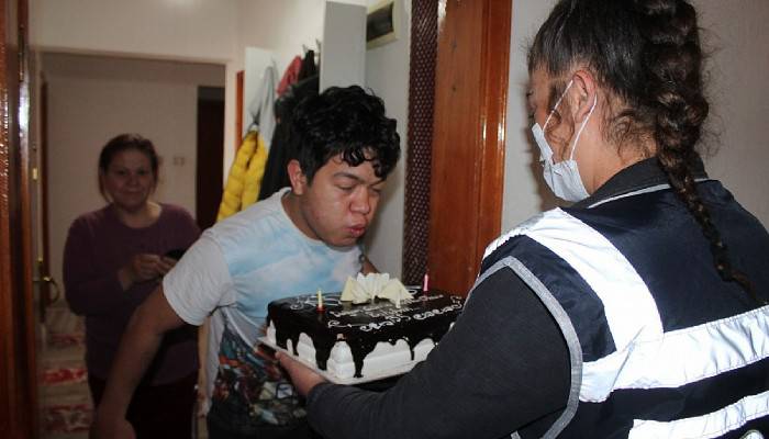 Çan’da polislerden engelli gence doğum günü sürprizi