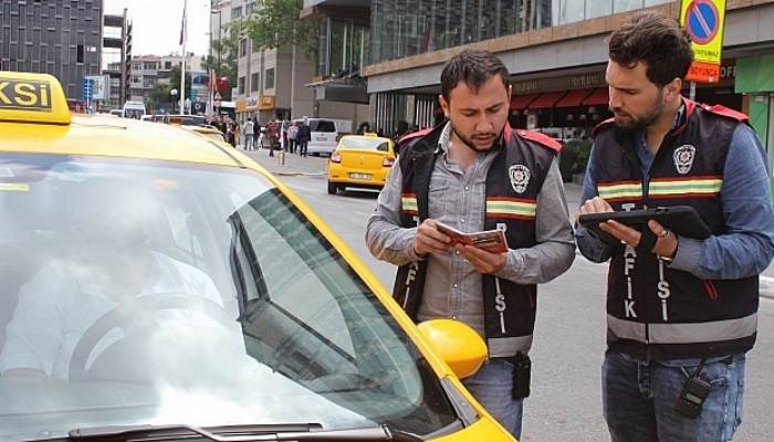 Trafik polisleri kuş uçurtmuyor