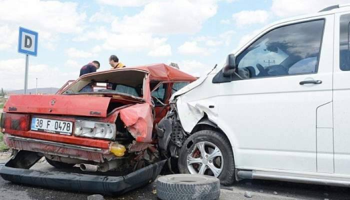 Minibüsle otomobil çarpıştı: 2 ölü, 3 yaralı