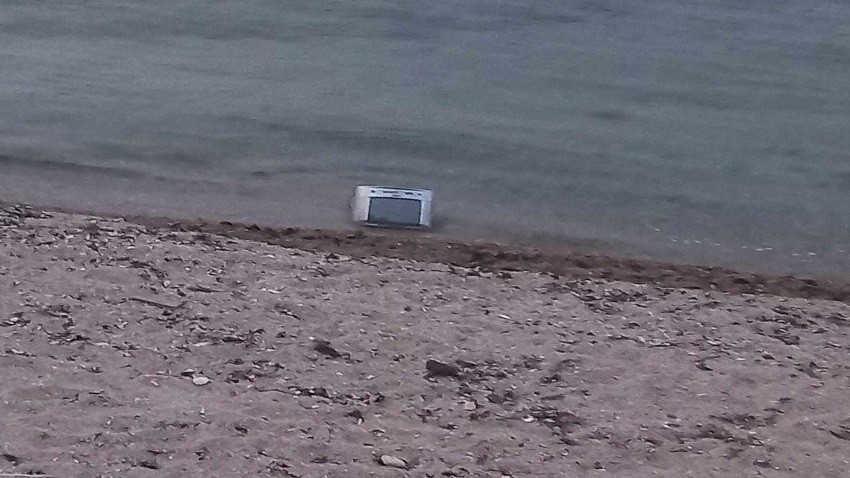 Aksaz’da kıyıya televizyon vurdu