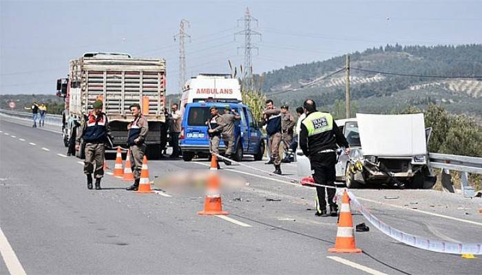 Otomobilden yola savruldu, tırın altında can verdi