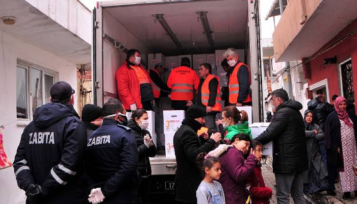 Lapseki’de ihtiyaç sahiplerine 2 bin yardım kolisi dağıtıldı