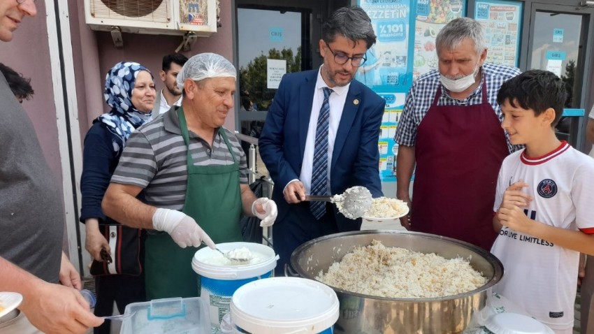 ÇOMÜ Rektörü Erenoğlu Toplu İş Sözleşmesi Sonrası Pilav Dağıttı