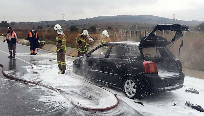 Lapseki yolunda bir araç yandı