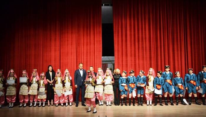 Biga'da ortaokul öğrencilerinden tiyatro gösterisi