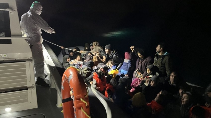 77 kaçak göçmen yakalandı