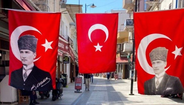 19 Mayıs’ta caddeler bayraklarla donatıldı