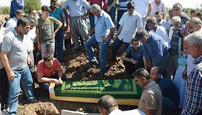 Yakılarak öldürülen Diyarbakırlı işçi gözyaşları içerisinde defnedildi