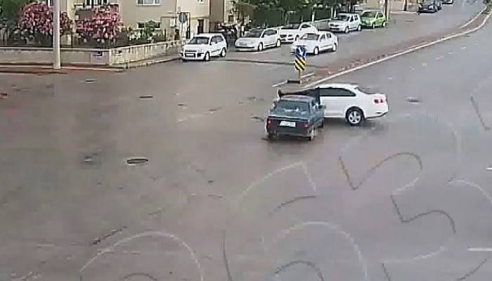 Çanakkale'deki trafik kazaları mobese kameralarına yansıdı (VİDEO)