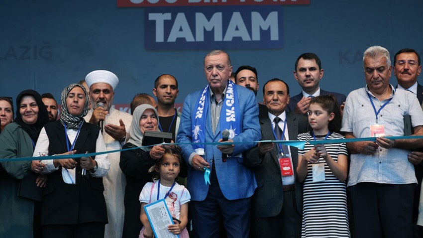 “Bugün itibarıyla deprem bölgesindeki her 3 hak sahibi vatandaşımızdan 2’sini yeni yuvasına kavuşturmuş oluyoruz”