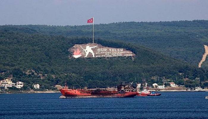 Kerç Boğazı'ndaki yangında zarar gören gemi, Çanakkale Boğazı'ndan geçirildi (VİDEO)