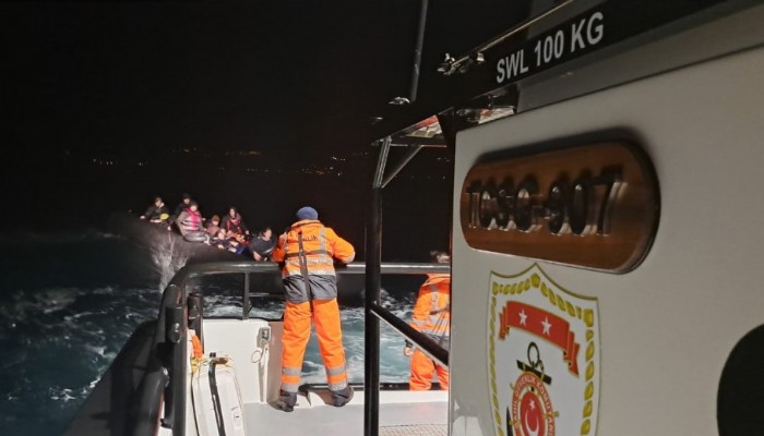 Lastik bottaki 40 kaçak göçmen kurtarıldı
