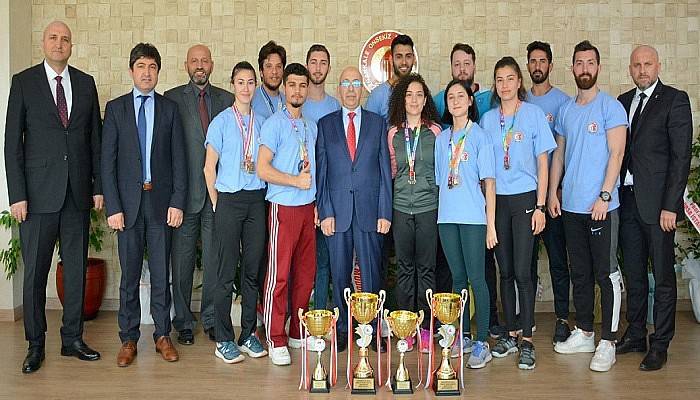 Başarili Sporculardan Rektör Prof. Dr. Sedat Murat'a Ziyaret