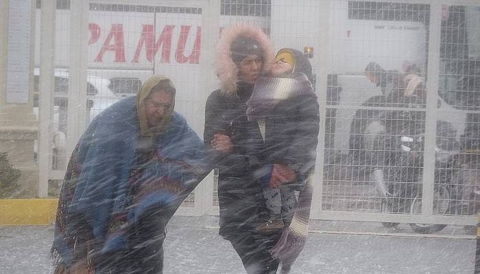 Çanakkale'de feribot seferleri durdu, 6 ilçede okullar tatil edildi (VİDEO)