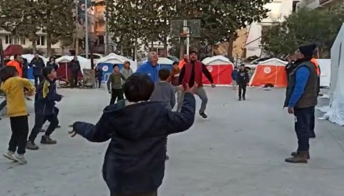 Deprem bölgesinde çocuklarla maç yaptılar (VİDEO)
