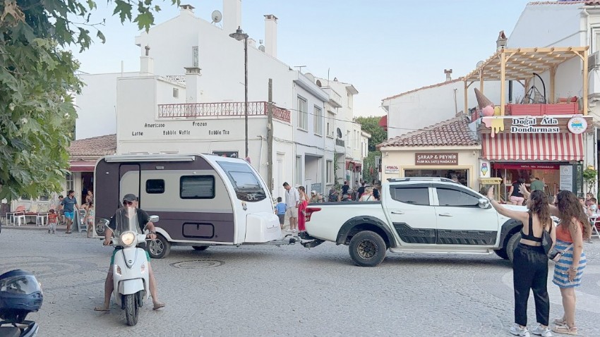 Bozcaada'da Karavan İşgaline Tepkili