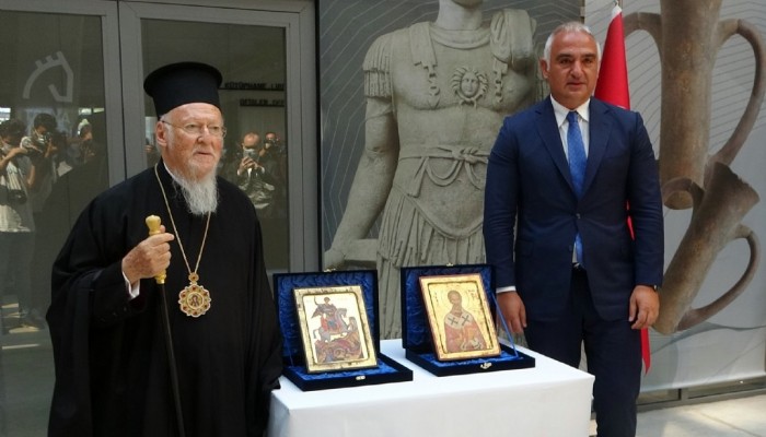 Gökçeada’dan çalınan 12 tarihi ikona, 14 yıl sonra Rum Ortodoks Patriği Bartholomeos’a teslim edildi (VİDEO)
