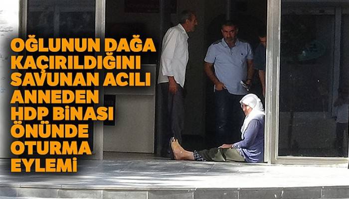 Oğlunun dağa kaçırıldığını savunan anne, geceyi HDP il binası önünde geçirdi