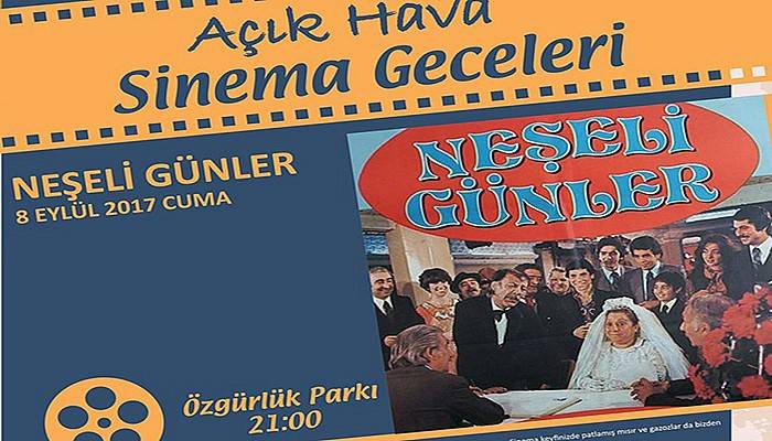 Açık havada sinema keyfi sürüyor