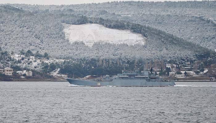 Rus savaş gemisi Çanakkale Boğazı'ndan geçti