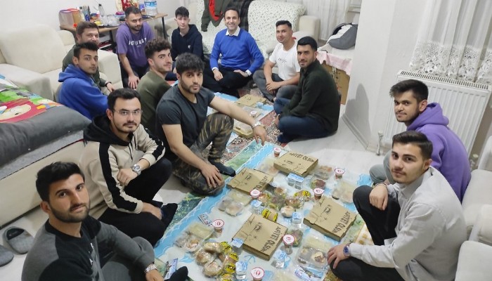 Makas, öğrenci evinde iftar yaptı