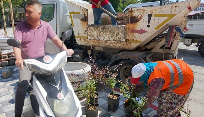 Makam aracı yerine motosiklete binip çalışmaları inceledi