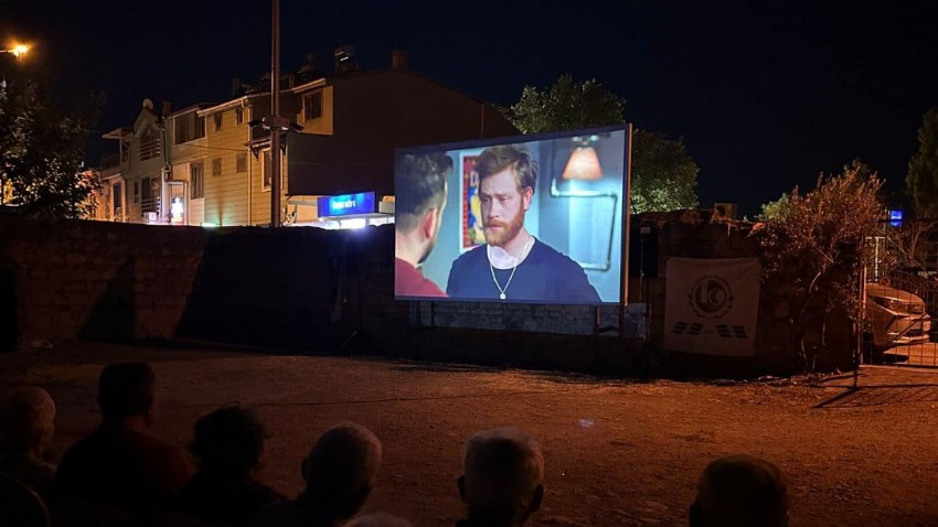 Ünlü Oyuncu Seyircilerin Arasında Baş Rol Oynadığı Filmi İzledi