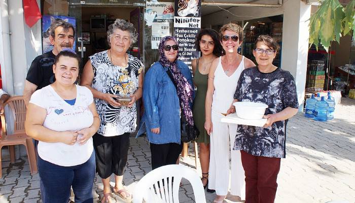 Sokak hayvanları için su ve mama kabı dağıttılar