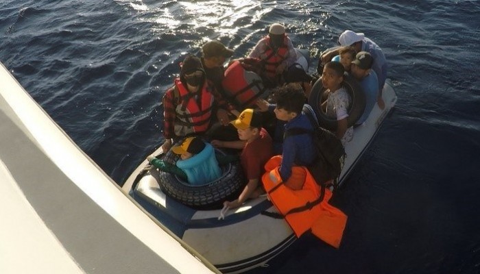 Çanakkale'de 12 kaçak göçmen kurtarıldı