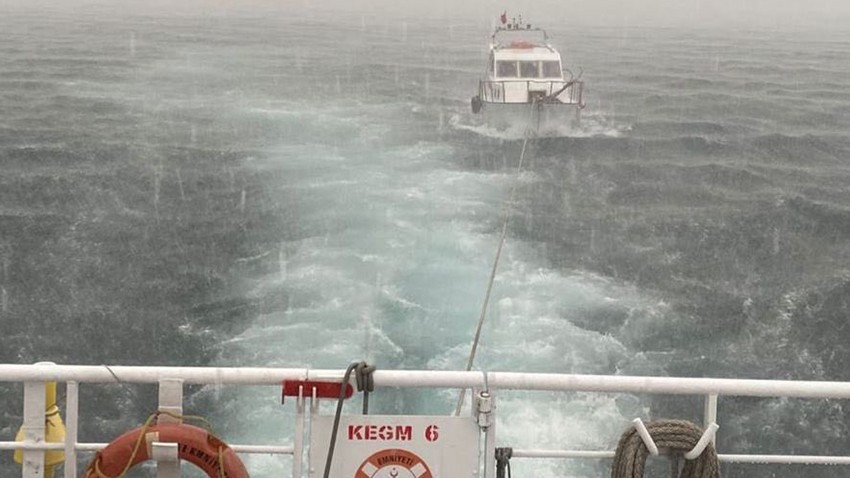 Lapseki Açıklarında Makine Arızası Yapan Tekne Kurtarıldı