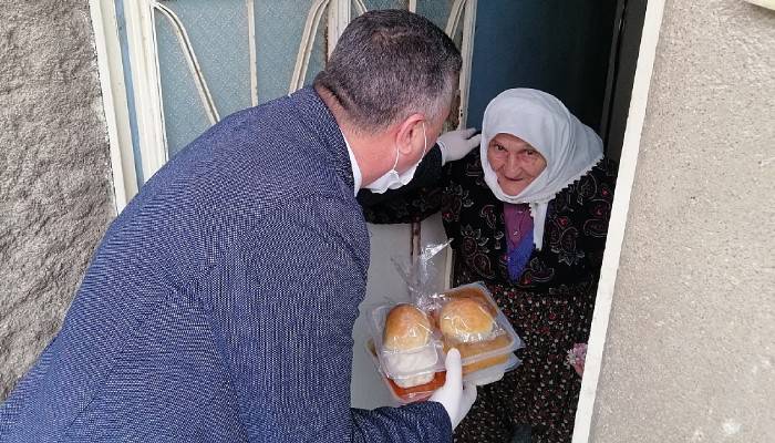 Ayvacık'ta 500 kişiye 2 öğün yemek dağıtılıyor