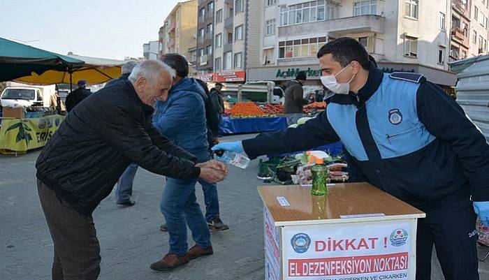 Lapseki'de halk pazarında esnaf ve vatandaşa eldiven dağıtıldı