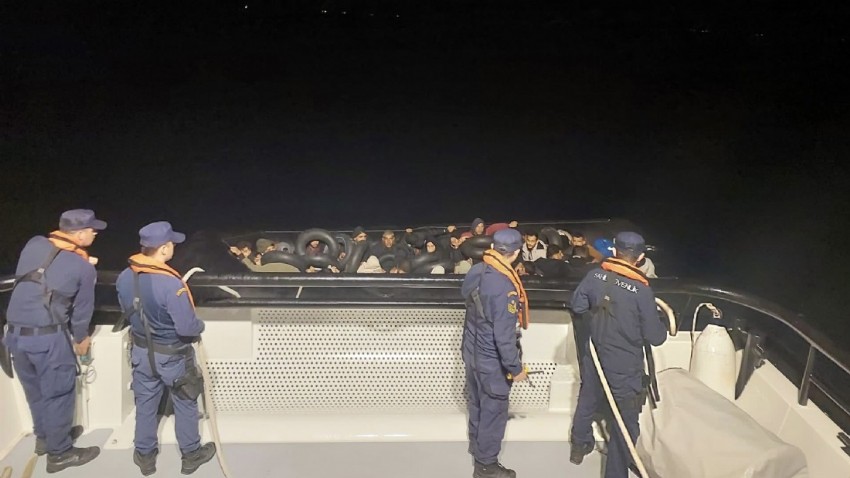 Ezine açıklarında 35 kaçak göçmen yakalandı