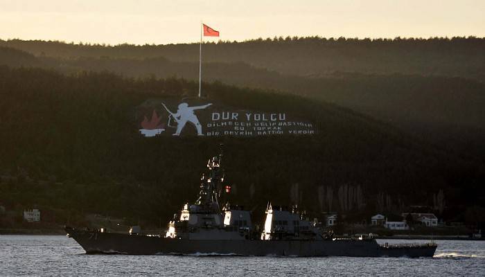 ABD savaş gemisi 'USS Ross' Çanakkale Boğazı’ndan geçti (VİDEO)