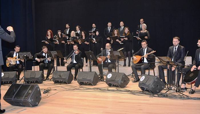 Biga’da Öğretmenler Korosu konser verdi