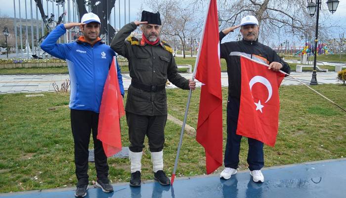 Türk Bayrağıyla İstanbul’dan Çanakkale’ye Yürüyor