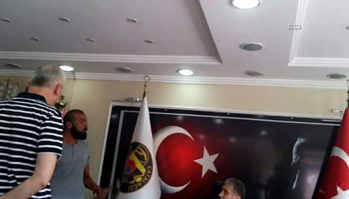 Belediye başkanına makamında baltalı tehdit