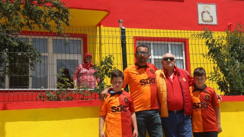  Takımı şampiyon olunca evini sarı-kırmızıya boyattı (VİDEO)