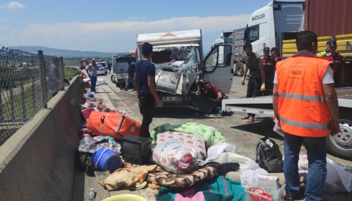 Çanakkale’ye mevsimlik işçileri taşıyan kamyonet devrildi 15 yaralı