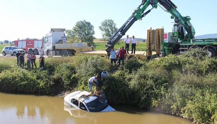 Babasını hastaneden eve götürürken gölete uçtu
