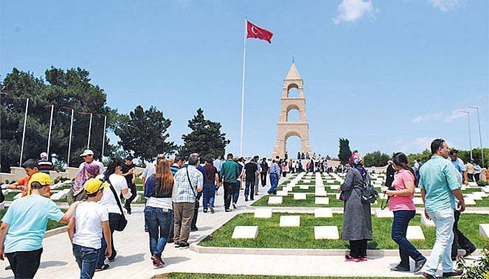  Vatandaşlar Bayramda Şehitlikleri Tercih Etti