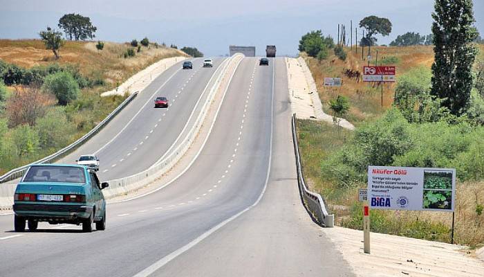 Biga Belediyesi karayoluna tanıtım tabelaları koydu