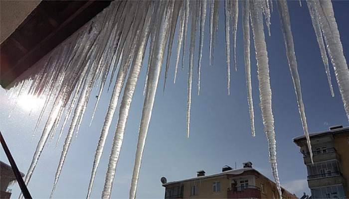  Çatılarda iki metrelik buz sarkıtları oluştu