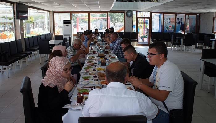 Bosnalı öğrenciler Lapseki'de kahvaltıda bir araya geldi