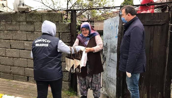 GÜMÜŞÇAY BELEDİYESİ KAPI KAPI DOLAŞIP MASKE  DAĞITTI