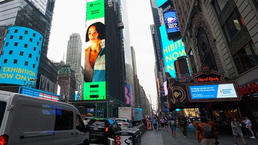 Çanakkaleli şarkıcı New York Times Meydanı’ndaki dev dijital ekranı süslüyor