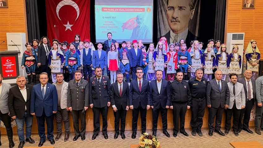 Ezine’de İstiklal Marşı’nın Kabulü ve Mehmet Âkif Ersoy’u Anma Günü programı düzenlendi