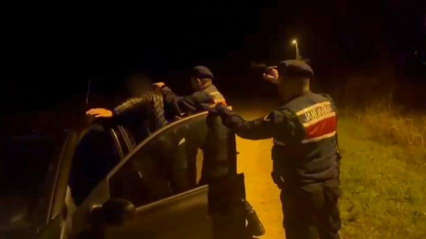Biga’da kendilerini polis olarak tanıtan dolandırıcılar yakalandı (Video)